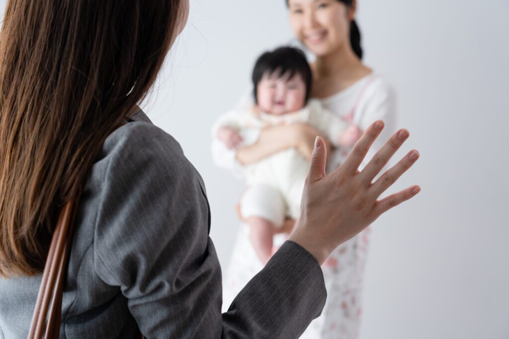 保育園の送迎をするママ