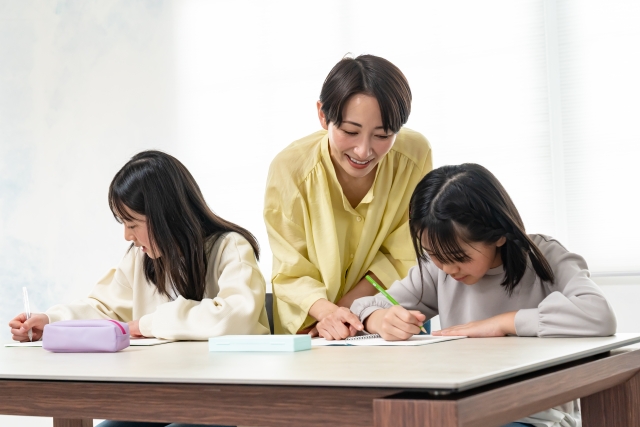 宿題をする小学生